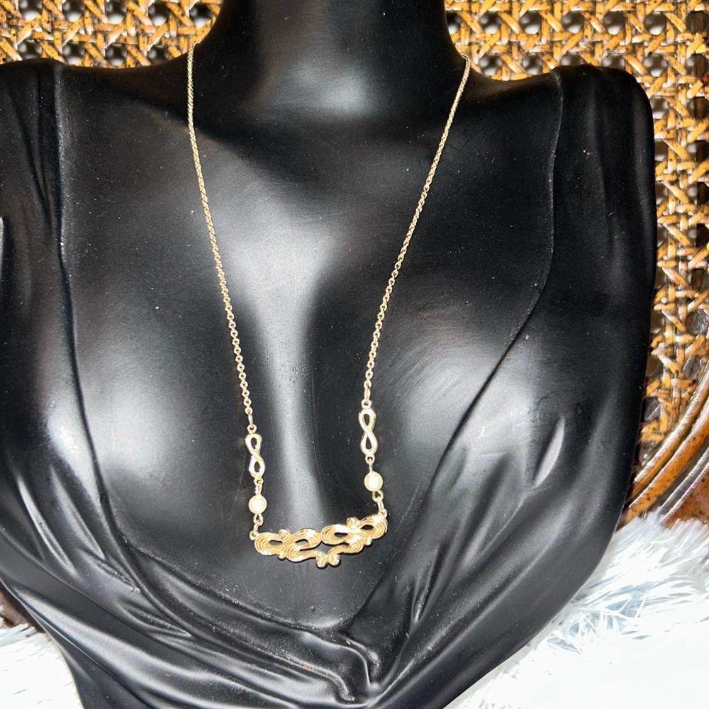 Vintage Avon Gold tone Necklace